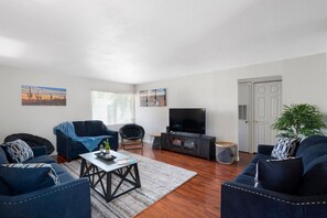 Smart TV - Oasis Paradise in Arcadia | Pool+Hot Tub | Views! (Phoenix)