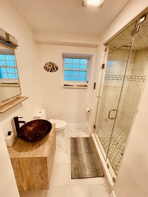 Combined shower/tub, hair dryer, towels, soap