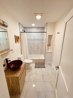 Combined shower/tub, hair dryer, towels, soap - Upscale Unit 3 at Perrin Place (Boston)