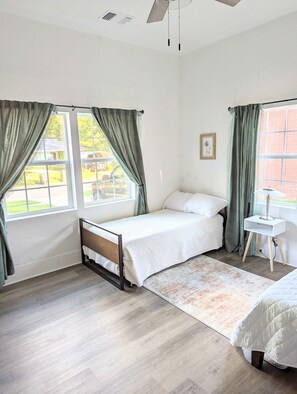 3 bedrooms, desk, iron/ironing board, free WiFi