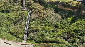 Un edificio de varios pisos con una escalera central que conduce a la entrada.