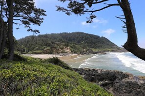 Plage, chaises longues, serviettes de plage