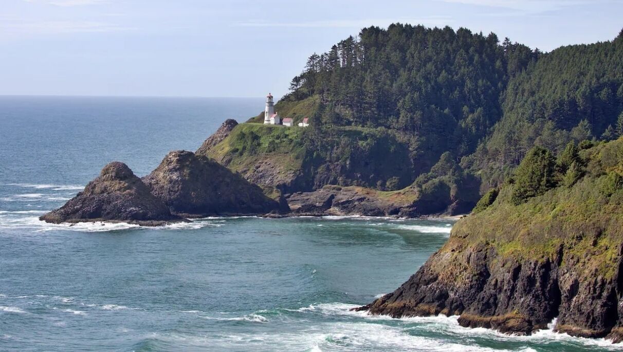 在海滩、沙滩椅、沙滩毛巾