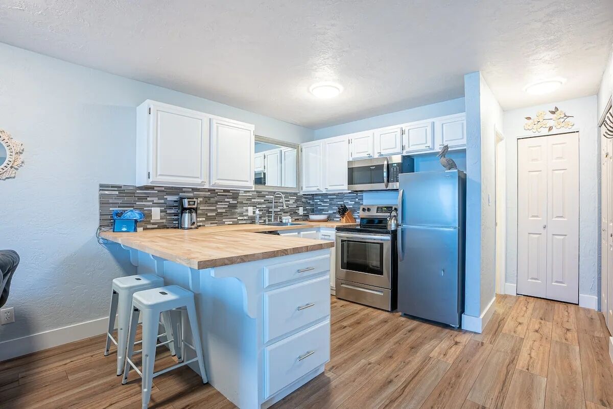 Oceanfront studio with hot-tub and 2 x queen beds