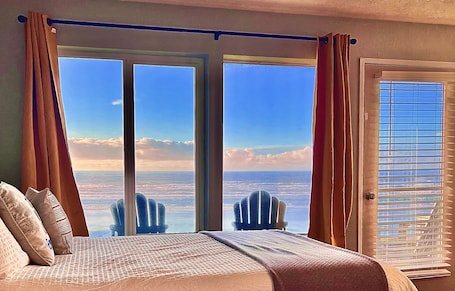 1 bedroom, iron/ironing board, free WiFi, bed sheets. 1st floor Oceanfront studio with king bed, AC & hot tub