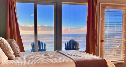 1st floor Oceanfront studio with king bed, AC & hot tub