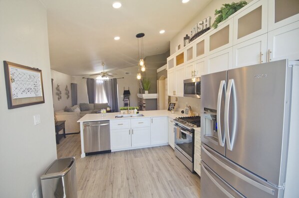 Een koelkast, een microgolfoven, een oven, een kookplaat