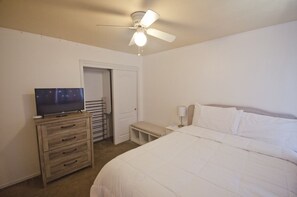 2 slaapkamers, een strijkplank/strijkijzer, gratis wifi, beddengoed