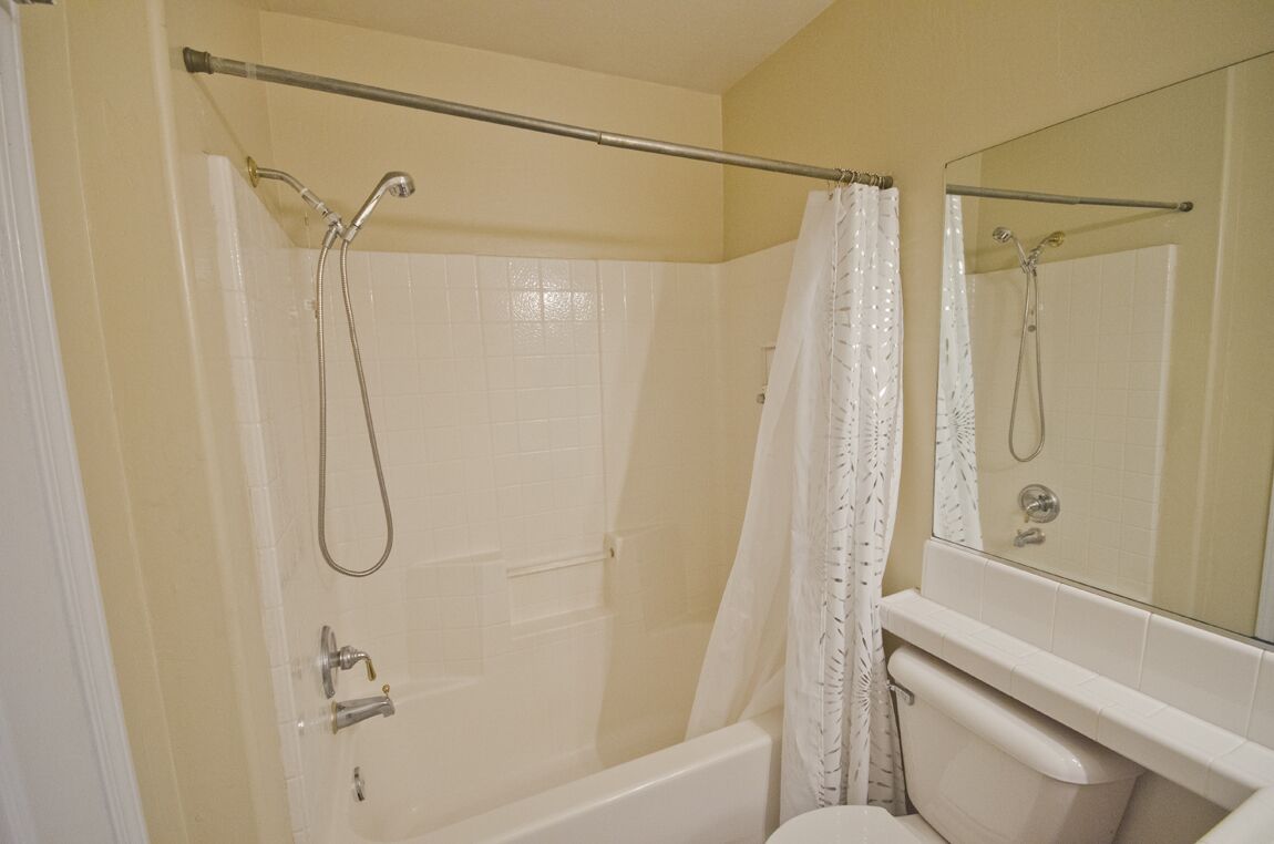 Tina con regadera, secadora de cabello, toallas, jabón 