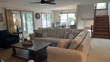 Smart-tv, eldstad och bordsfotboll