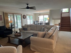 Téléviseur connecté, foyer, table de baby-foot