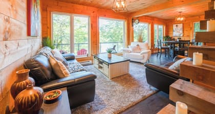Secluded Lakeside Retreat with Scenic Views (Hot Tub & Sauna)