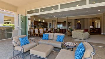 Télévision, cheminée, chaßne hi-fi