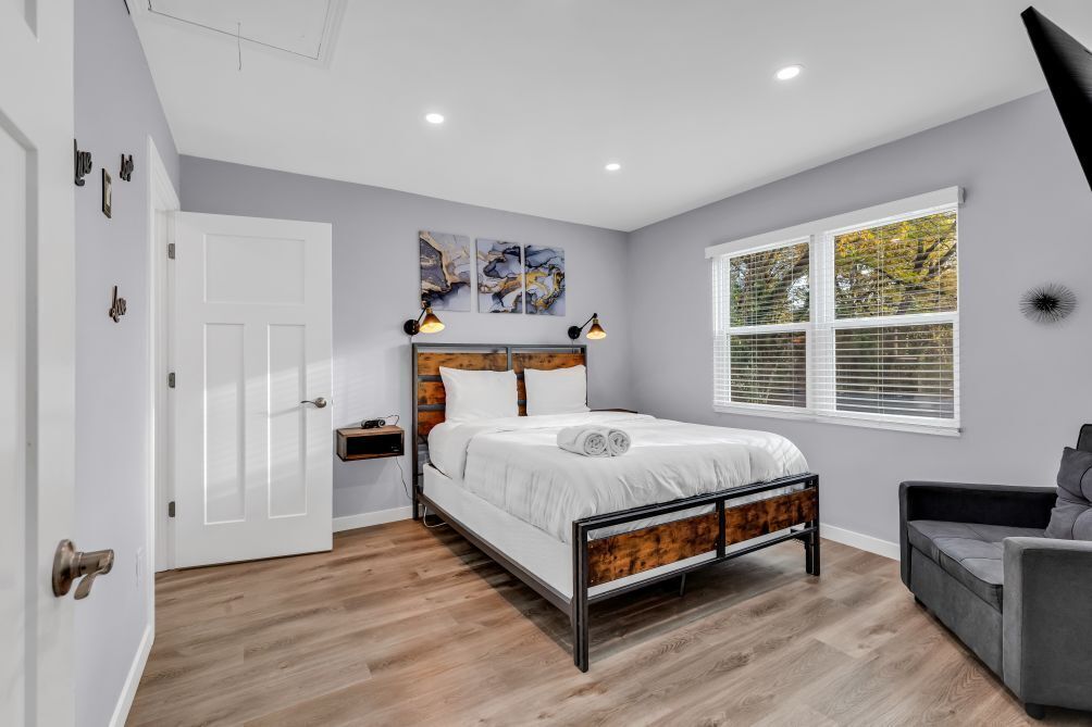 4 bedrooms, iron/ironing board, bed sheets