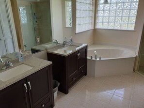 Bathtub, hair dryer, towels - Stunning Sandpiper Bay Home. Heated Pool and Spa. (Port St Lucie)