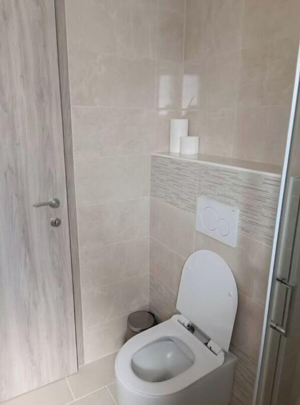 Combinazione doccia/vasca, asciugacapelli, asciugamani, sapone