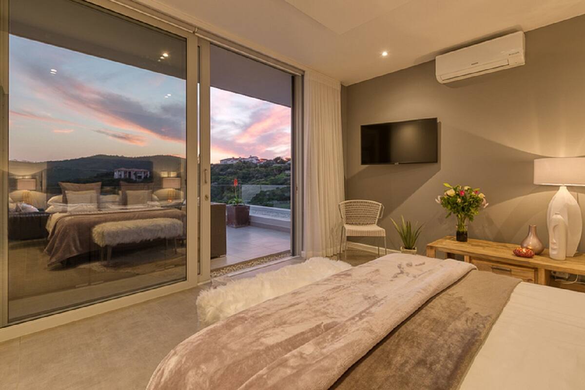 Classic Room, 1 Queen Bed, Balcony, Ocean View | Premium bedding, minibar, in-room safe, iron/ironing board (on request)
