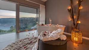 Luxury Room, 1 King Bed, Balcony, Ocean View | Bathroom | Designer toiletries, hair dryer, bathrobes, towels - Crown on the heads (Knysna)