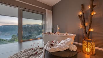 Luxury Room, 1 King Bed, Balcony, Ocean View | Bathroom | Designer toiletries, hair dryer, bathrobes, towels