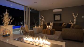 43-inch Smart TV with cable channels, TV, Netflix