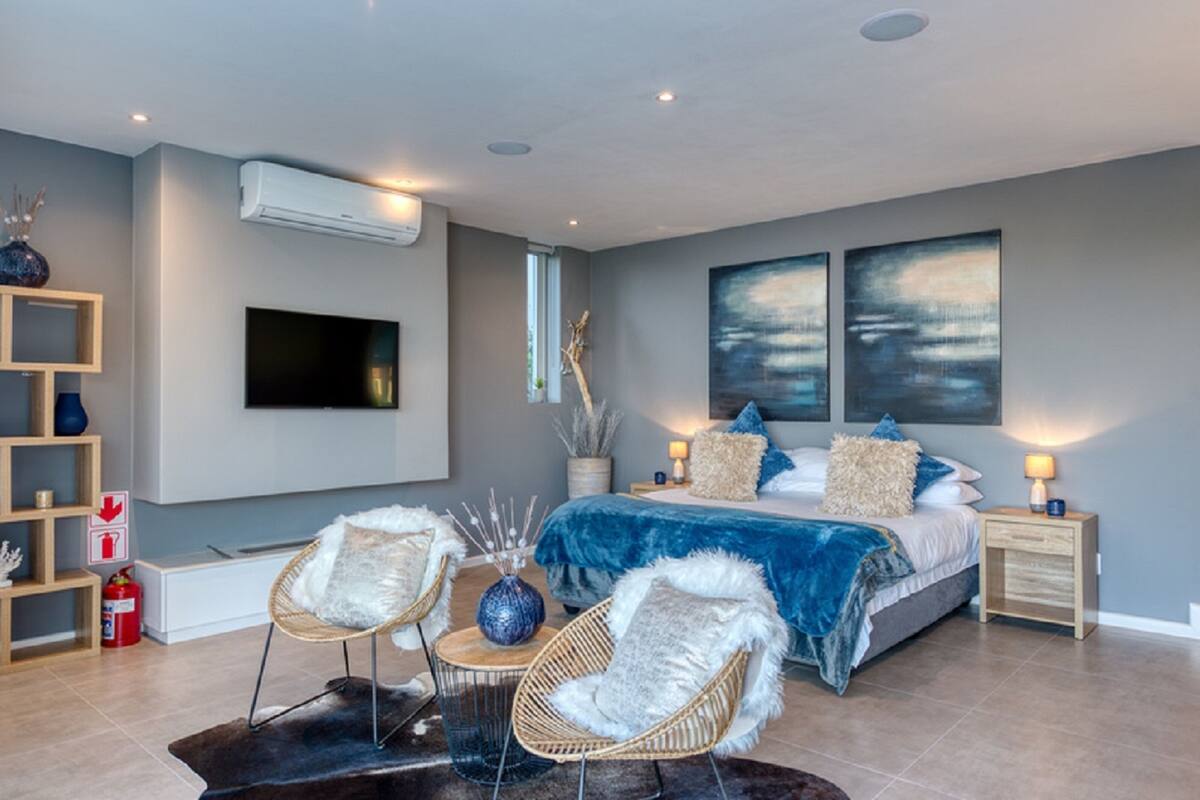 Luxury Room, 1 King Bed, Balcony, Ocean View | Premium bedding, minibar, in-room safe, iron/ironing board (on request)