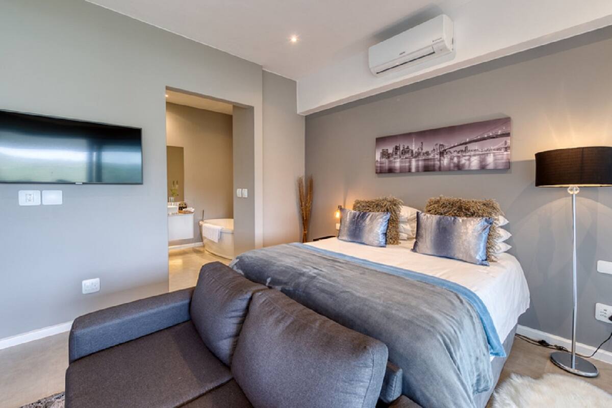 Premium bedding, minibar, in-room safe, iron/ironing board (on request)