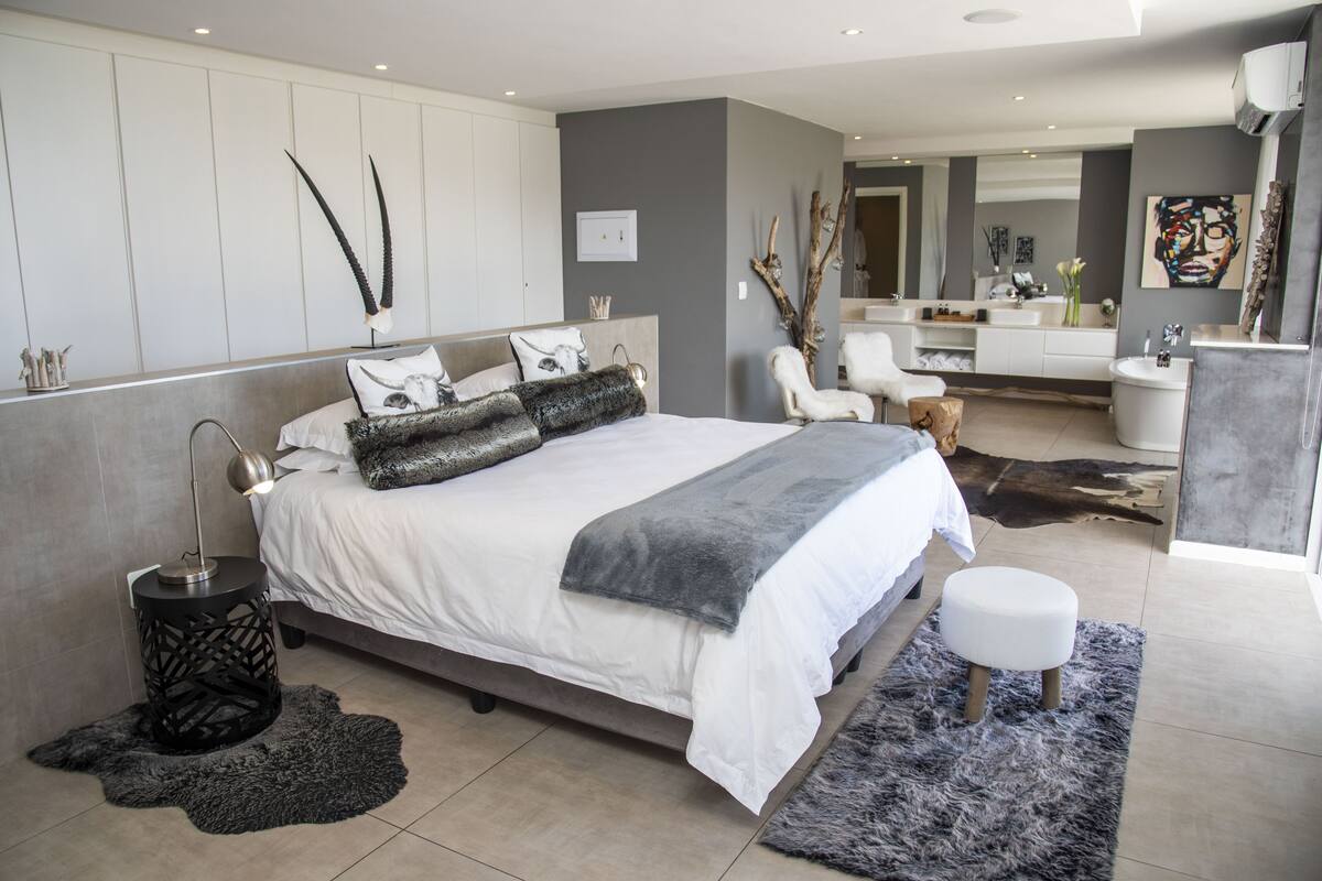 Luxury Room, 1 King Bed, Balcony, Ocean View | Premium bedding, minibar, in-room safe, iron/ironing board (on request)