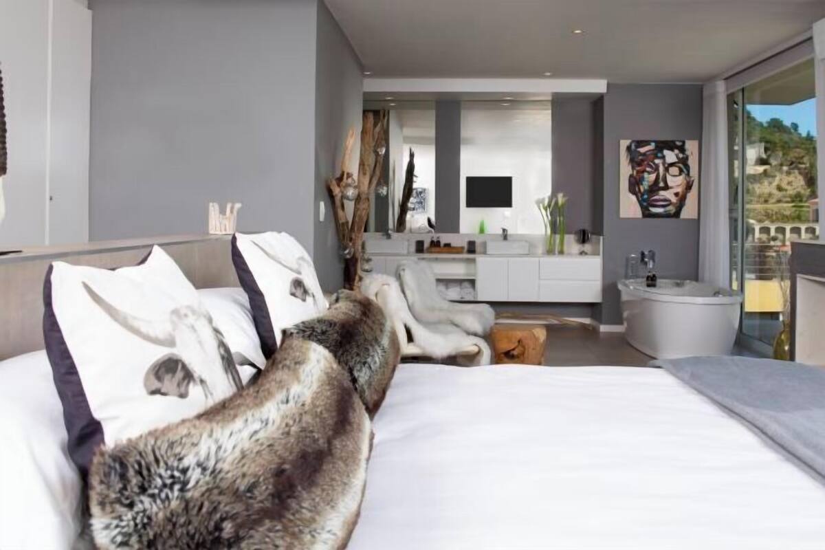 Premium bedding, minibar, in-room safe, individually decorated