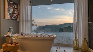 Luxury Room, 1 King Bed, Balcony, Ocean View | Premium bedding, minibar, in-room safe, iron/ironing board (on request) - Crown on the heads (Knysna)