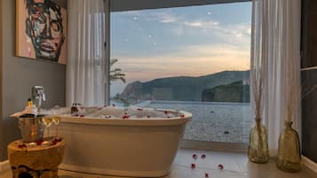 Luxury Room, 1 King Bed, Balcony, Ocean View | Premium bedding, minibar, in-room safe, individually decorated