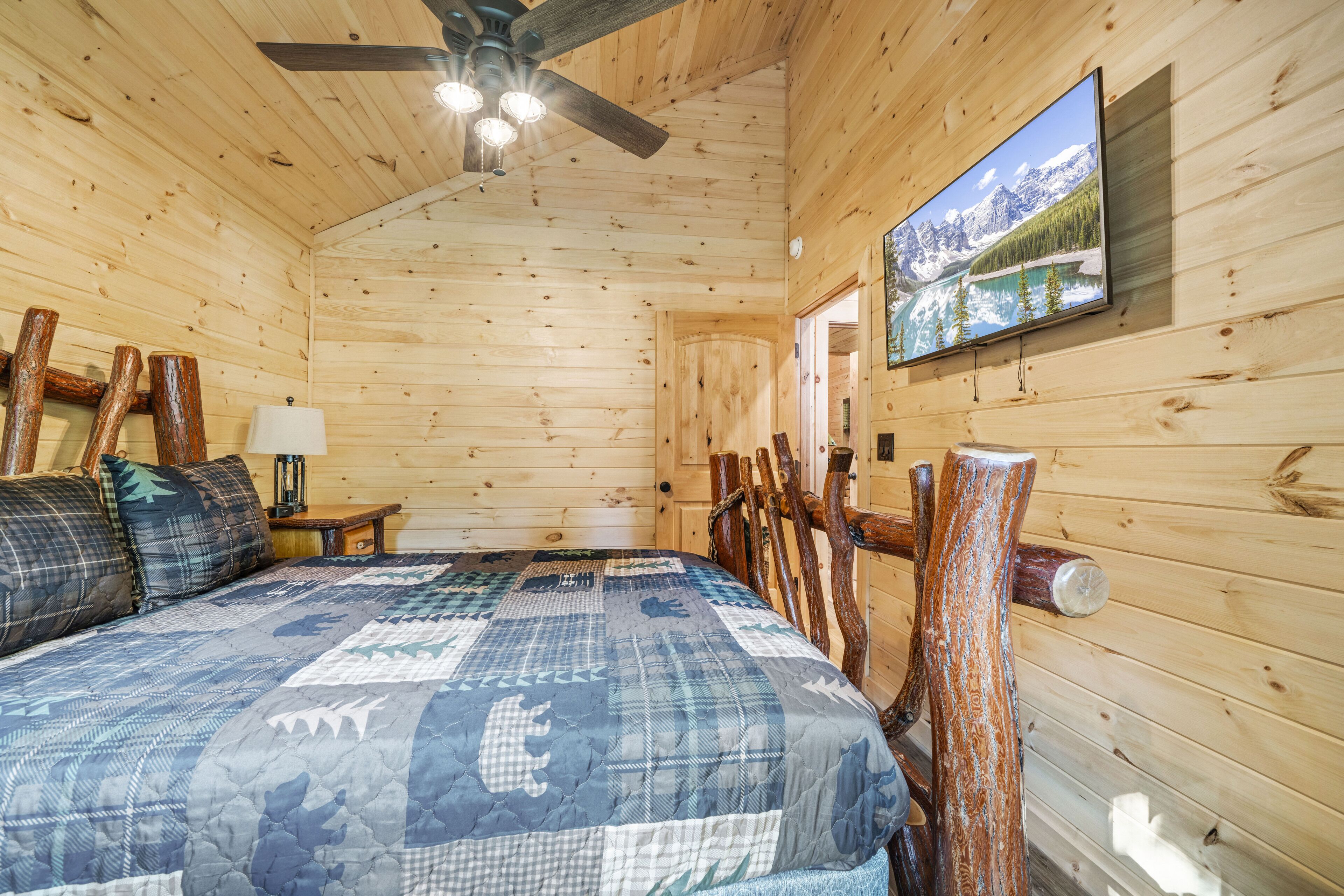 Mountain-side Cabin with hot tub on 4 acres!