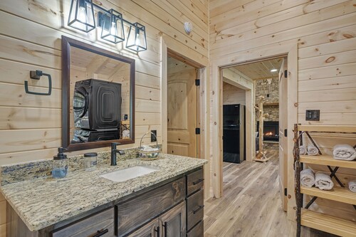 Mountain-side Cabin with hot tub on 4 acres!