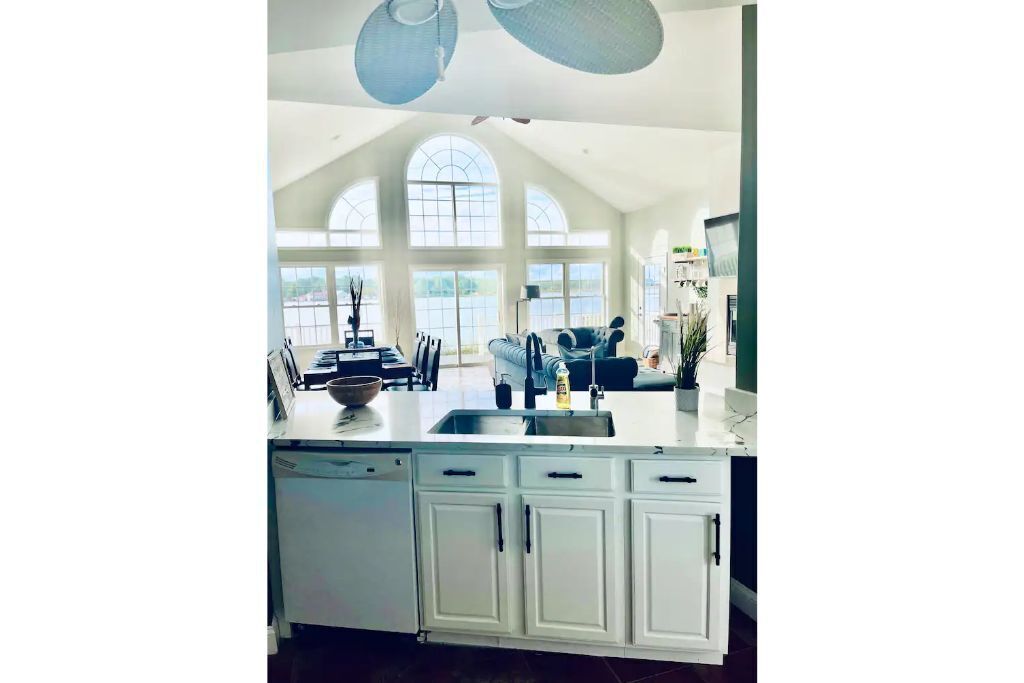 Magnificent Madison's private bay getaway home!!