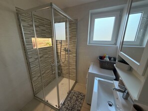Shower, hair dryer, towels, soap - Modern apartma located in a quiet street, located near the lake. (bled)