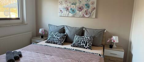 2 bedrooms, travel crib, free WiFi