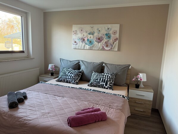 2 bedrooms, travel cot, free WiFi