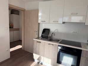 Microwave, oven, stovetop, electric kettle - Modern apartma located in a quiet street, located near the lake. (bled)