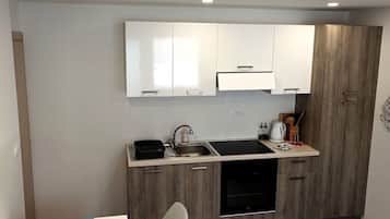 Een magnetron, een oven, een kookplaat, een waterkoker