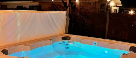 Bañera de hidromasaje cubierta