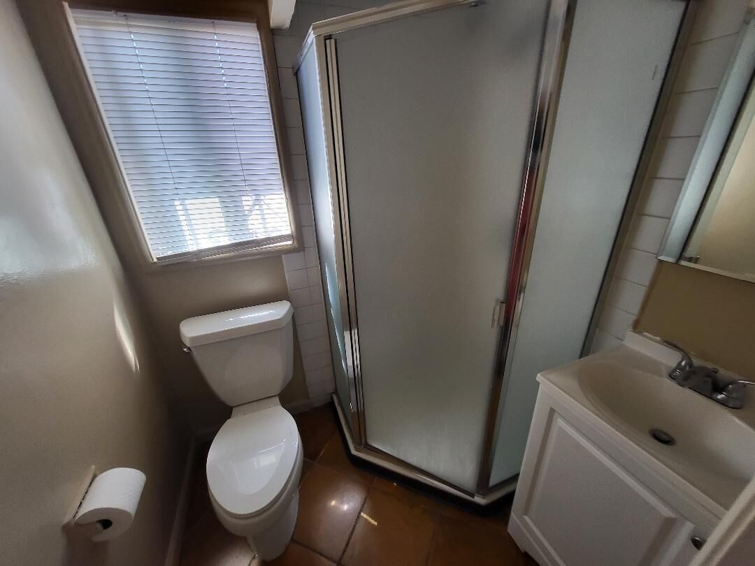 シャワー、タオル、石鹸、トイレットペーパー