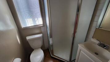 シャワー、タオル、石鹸、トイレットペーパー