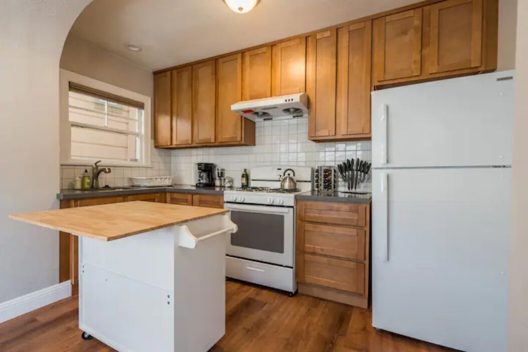 Sunny 2BD flat with private backyard