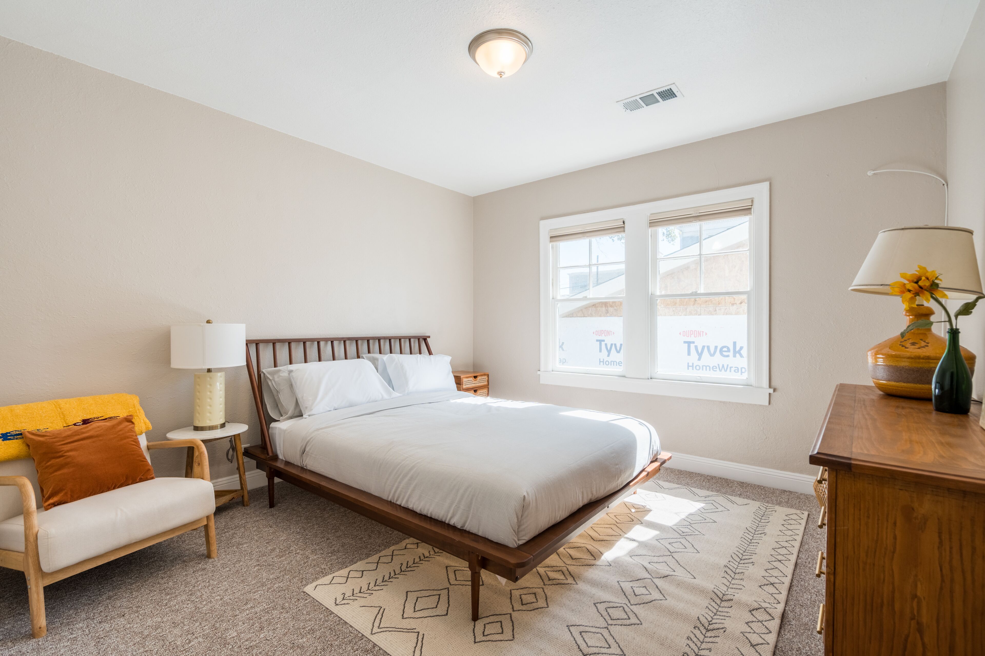 Sunny 2BD flat with private backyard