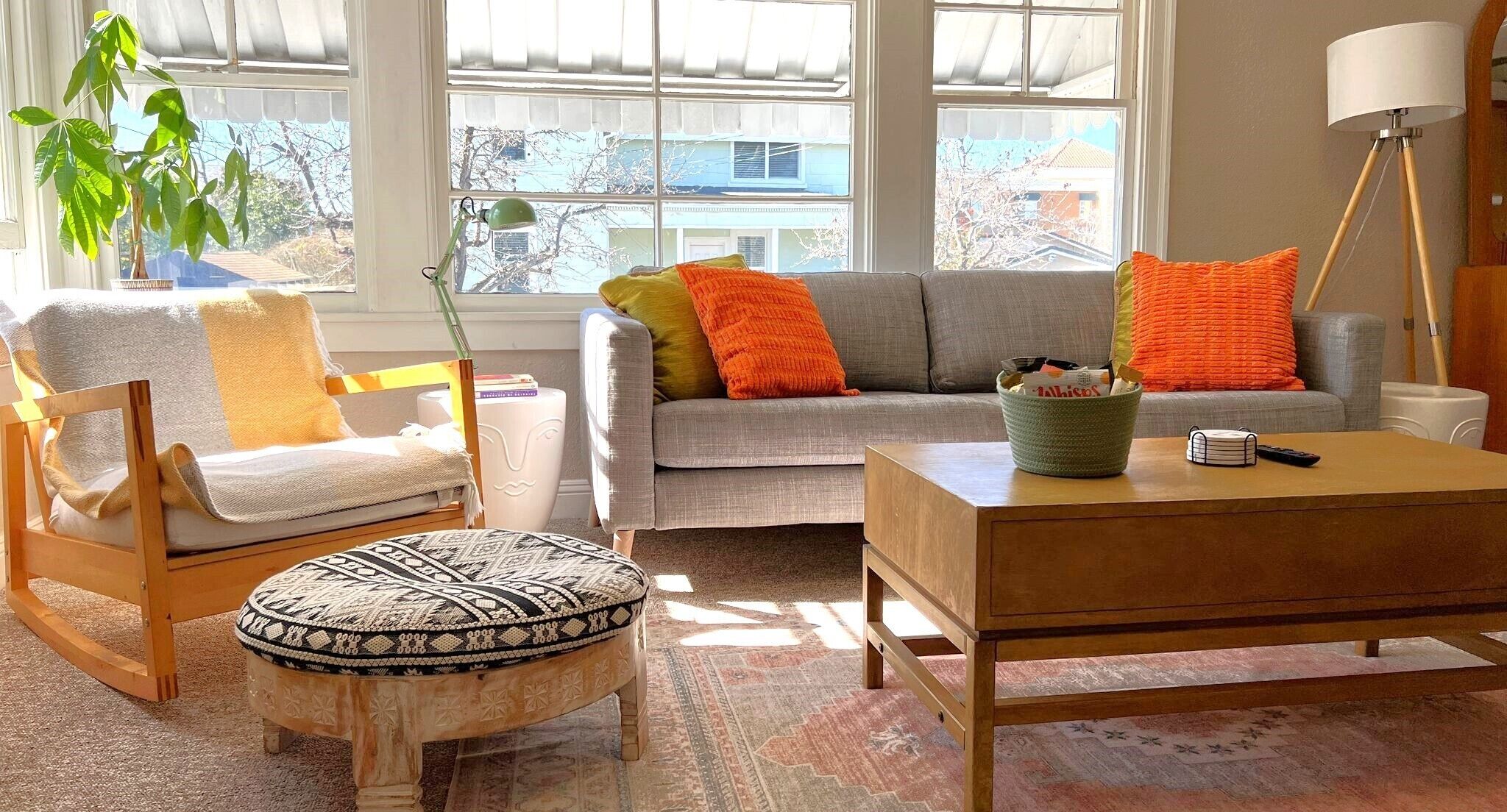 Sunny 2BD flat with private backyard