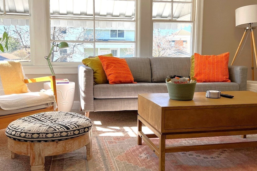 Sunny 2BD flat with private backyard