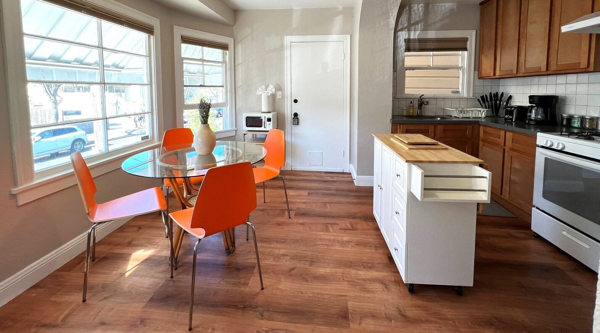 Sunny 2BD flat with private backyard