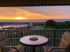 Condo, varias camas, balcón, vista a la playa (B331) | Restaurantes