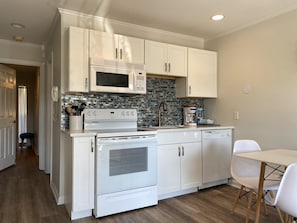 Condo, varias camas, balcón, vista a la playa (C108) | Cocina privada | Refrigerador, microondas, horno y parrilla de estufa