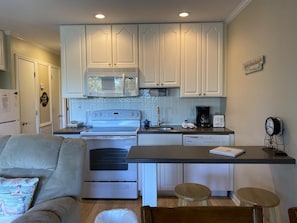 Condo, varias camas, balcón, vista a la playa (C215) | Cocina privada | Refrigerador, microondas, horno y parrilla de estufa