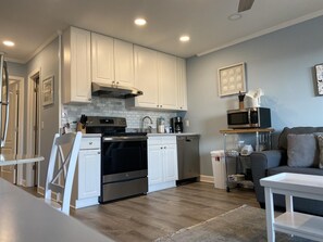 Condo, 1 cama King size y sofá cama, balcón, vista a la playa (A216) | Cocina privada | Refrigerador, microondas, horno y parrilla de estufa